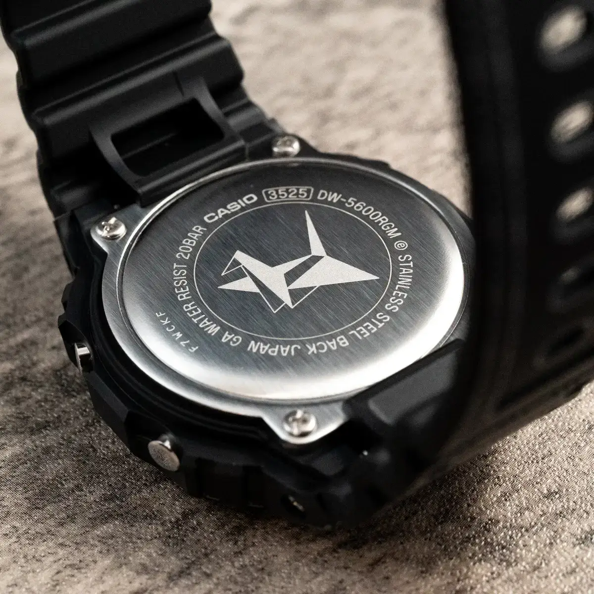 腕時計喫茶-Wristwatch-Tearoom- | ストレスに〝早めのG-SHOCK〟が効く!! 折り紙モチーフG-SHOCK「DW-5600RGM-1JR」購入レビュー DW-5600RGM-1JR G-SHOCK ケースバック 裏蓋 折り鶴