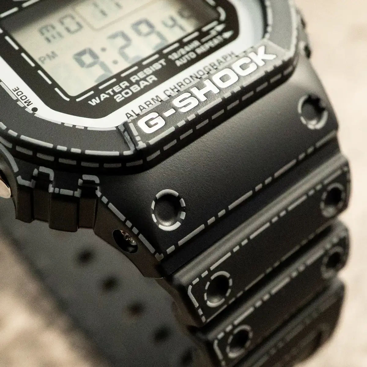 腕時計喫茶-Wristwatch-Tearoom- | ストレスに〝早めのG-SHOCK〟が効く!! 折り紙モチーフG-SHOCK「DW-5600RGM-1JR」購入レビュー DW-5600RGM-1JR G-SHOCK 質感