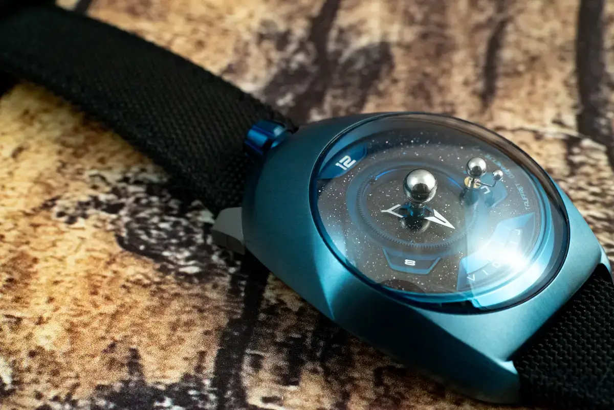 腕時計喫茶-Wristwatch-Tearoom- | 【自腹レビュー】61万6000円の〝買える天文時計〟SPACEONE(スペースワン)「TELLURIUM(テリリウム)」は何がスゴいのか?? SPACEONE TELLURIUM テリリウム 実機 俯瞰 チタニウムケース ブルー アベンチュリンダイヤル