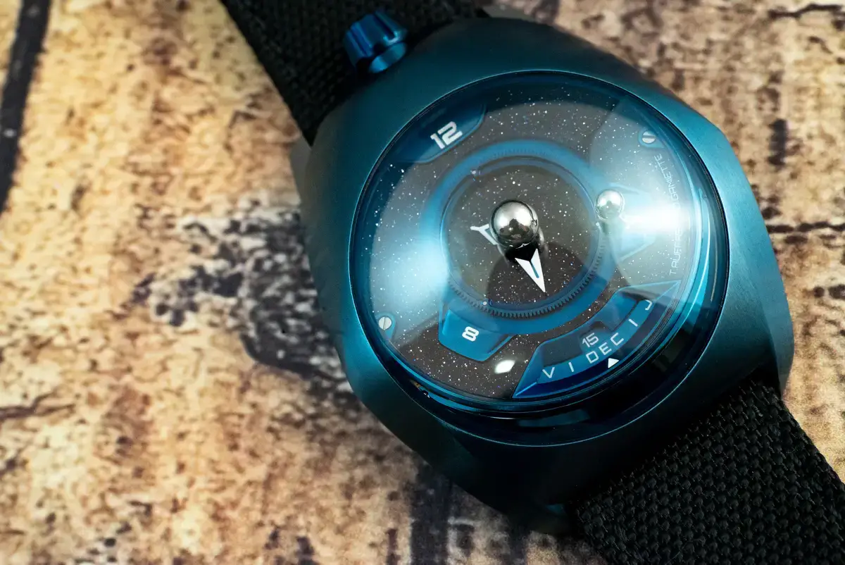 腕時計喫茶-Wristwatch-Tearoom- | 【自腹レビュー】61万6000円の〝買える天文時計〟SPACEONE(スペースワン)「TELLURIUM(テリリウム)」は何がスゴいのか?? SPACEONE TELLURIUM テリリウム 実機 ダイヤル正面から チタニウムケース ブルー アベンチュリンダイヤル