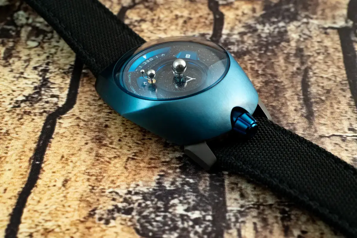 腕時計喫茶-Wristwatch-Tearoom- | 【自腹レビュー】61万6000円の〝買える天文時計〟SPACEONE(スペースワン)「TELLURIUM(テリリウム)」は何がスゴいのか?? SPACEONE TELLURIUM テリリウム 実機 全景 チタニウムケース ブルー アベンチュリンダイヤル