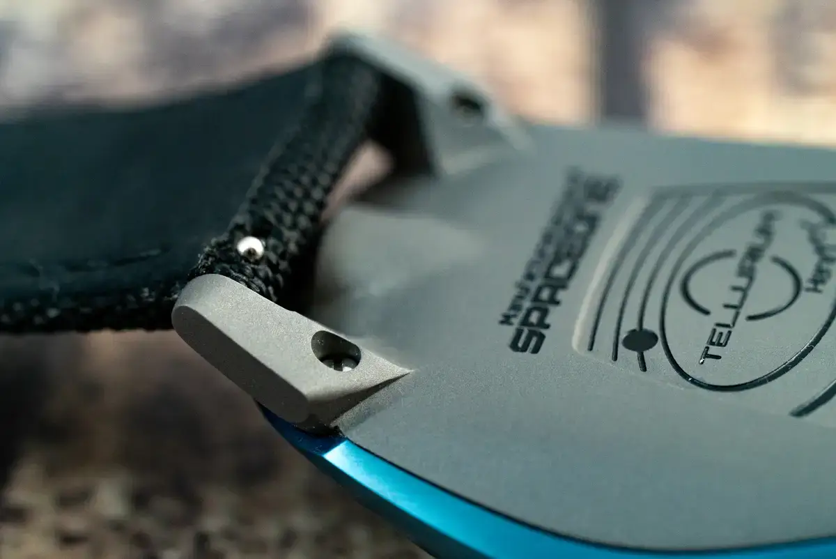 腕時計喫茶-Wristwatch-Tearoom- | 【自腹レビュー】61万6000円の〝買える天文時計〟SPACEONE(スペースワン)「TELLURIUM(テリリウム)」は何がスゴいのか?? SPACEONE TELLURIUM テリリウム 実機 ケースバック 刻印 チタニウムケース ブルー アベンチュリンダイヤル