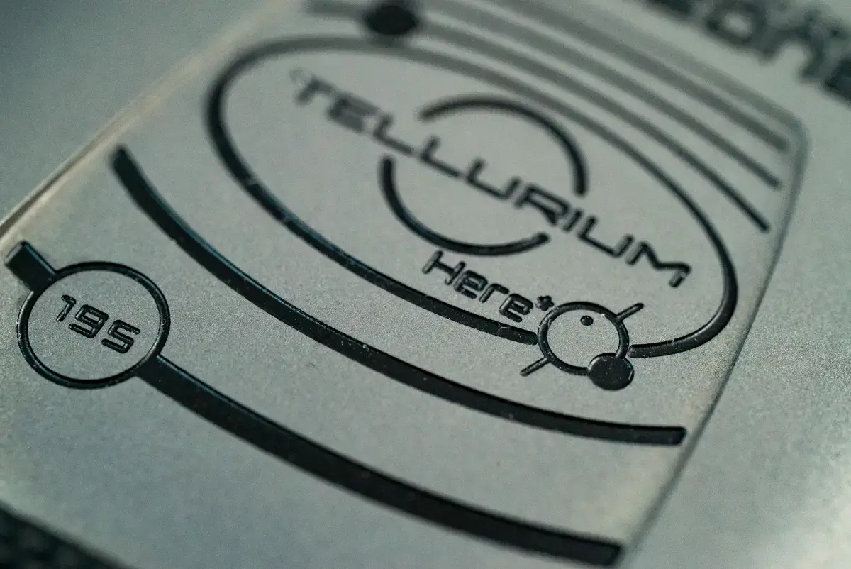 腕時計喫茶-Wristwatch-Tearoom- | 【自腹レビュー】61万6000円の〝買える天文時計〟SPACEONE(スペースワン)「TELLURIUM(テリリウム)」は何がスゴいのか?? SPACEONE TELLURIUM テリリウム 実機 ケースバック 刻印 太陽系 チタニウムケース ブルー アベンチュリンダイヤル