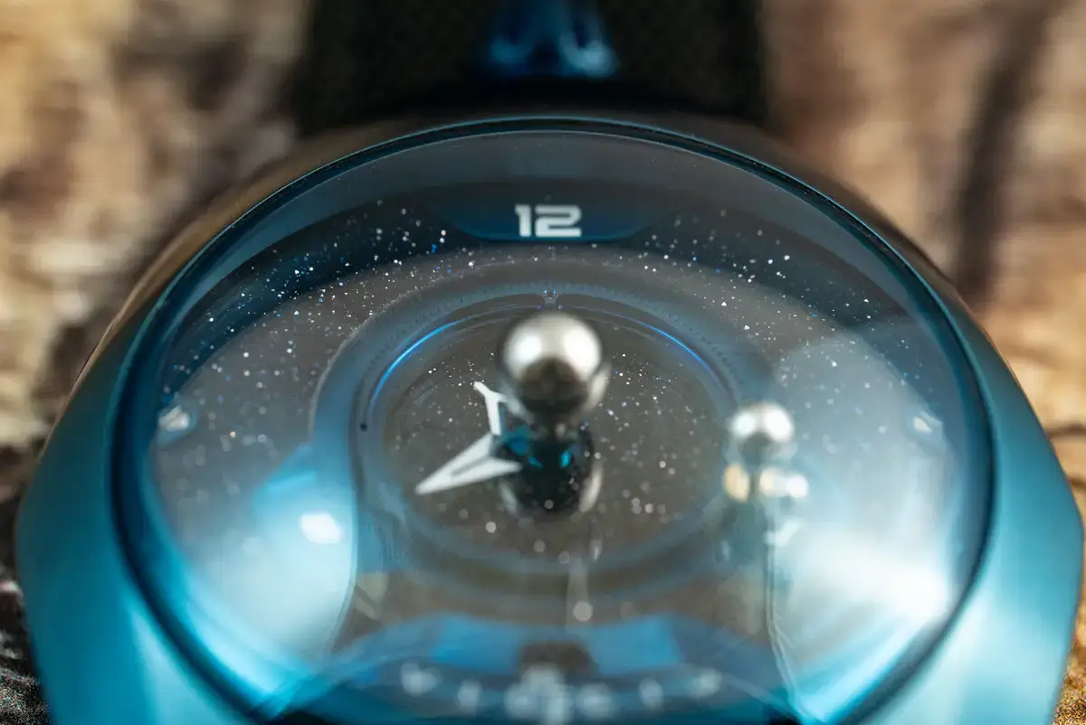 腕時計喫茶-Wristwatch-Tearoom- | 【自腹レビュー】61万6000円の〝買える天文時計〟SPACEONE(スペースワン)「TELLURIUM(テリリウム)」は何がスゴいのか?? SPACEONE TELLURIUM テリリウム 実機 ケース 6時側から チタニウムケース ブルー アベンチュリンダイヤル