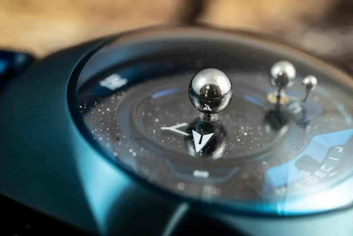 腕時計喫茶-Wristwatch-Tearoom- | 【自腹レビュー】61万6000円の〝買える天文時計〟SPACEONE(スペースワン)「TELLURIUM(テリリウム)」は何がスゴいのか?? SPACEONE TELLURIUM テリリウム 実機 天体ギミック 惑星 地球 月 チタニウムケース ブルー アベンチュリンダイヤル