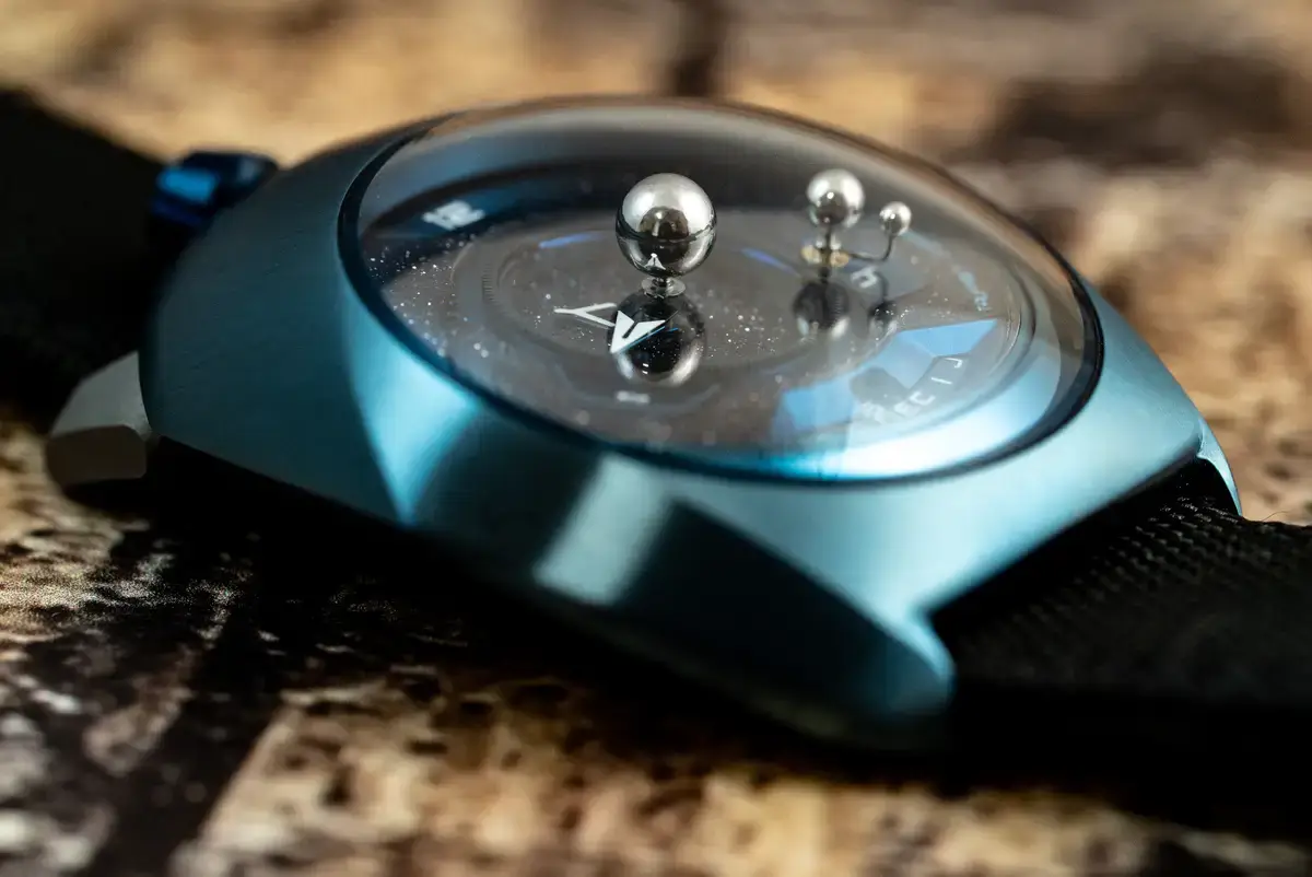 腕時計喫茶-Wristwatch-Tearoom- | 【自腹レビュー】61万6000円の〝買える天文時計〟SPACEONE(スペースワン)「TELLURIUM(テリリウム)」は何がスゴいのか?? SPACEONE TELLURIUM テリリウム 実機 風防 クリスタル 横から チタニウムケース ブルー アベンチュリンダイヤル