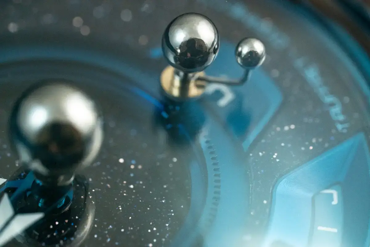 腕時計喫茶-Wristwatch-Tearoom- | 【自腹レビュー】61万6000円の〝買える天文時計〟SPACEONE(スペースワン)「TELLURIUM(テリリウム)」は何がスゴいのか?? SPACEONE TELLURIUM テリリウム 実機 月 地球 ギミック モチーフ チタニウムケース ブルー アベンチュリンダイヤル