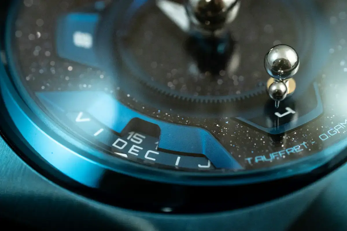 腕時計喫茶-Wristwatch-Tearoom- | 【自腹レビュー】61万6000円の〝買える天文時計〟SPACEONE(スペースワン)「TELLURIUM(テリリウム)」は何がスゴいのか?? SPACEONE TELLURIUM テリリウム 実機 天体ギミック 惑星 地球 月 チタニウムケース ブルー アベンチュリンダイヤル