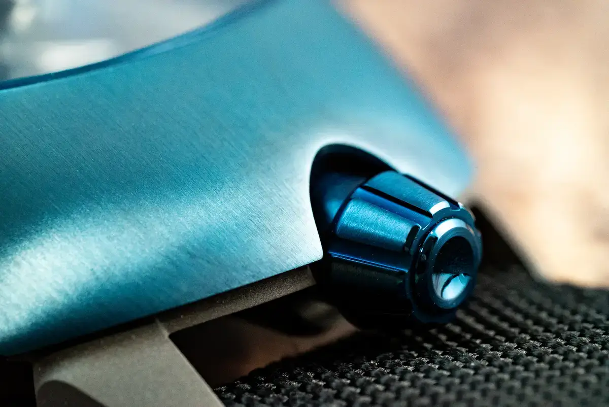 腕時計喫茶-Wristwatch-Tearoom- | 【自腹レビュー】61万6000円の〝買える天文時計〟SPACEONE(スペースワン)「TELLURIUM(テリリウム)」は何がスゴいのか?? SPACEONE TELLURIUM テリリウム 実機 リューズ 竜頭 クラウン チタニウムケース ブルー アベンチュリンダイヤル