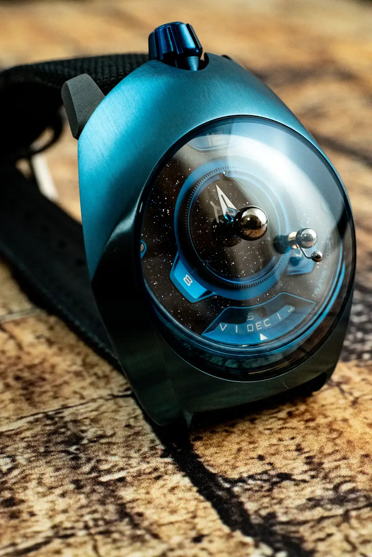 腕時計喫茶-Wristwatch-Tearoom- | 【自腹レビュー】61万6000円の〝買える天文時計〟SPACEONE(スペースワン)「TELLURIUM(テリリウム)」は何がスゴいのか?? SPACEONE TELLURIUM テリリウム 実機 ケース全体 チタニウムケース ブルー アベンチュリンダイヤル