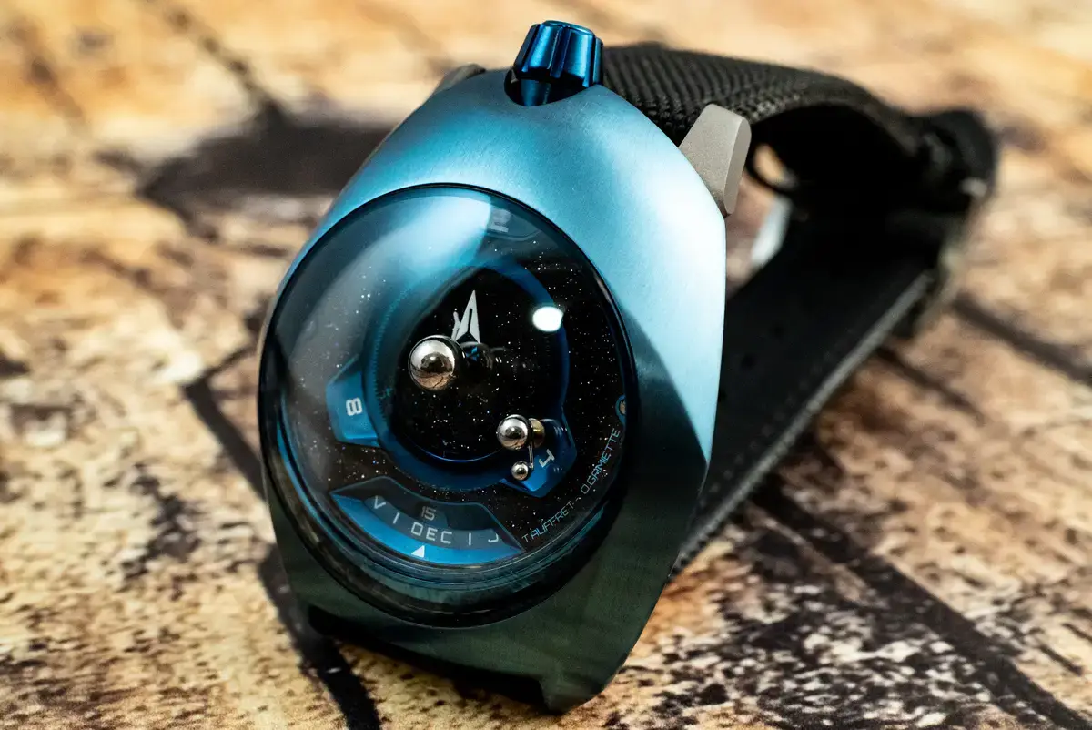 腕時計喫茶-Wristwatch-Tearoom- | 【自腹レビュー】61万6000円の〝買える天文時計〟SPACEONE(スペースワン)「TELLURIUM(テリリウム)」は何がスゴいのか?? SPACEONE TELLURIUM テリリウム 実機 立てた状態 チタニウムケース ブルー アベンチュリンダイヤル
