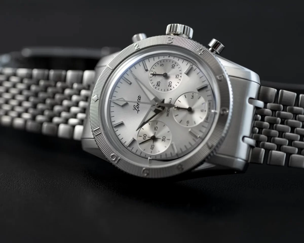 Lorca watch ロルカ モデル No.2 model シルバー サンレイ ダイヤル 全体 黒バック 横置き